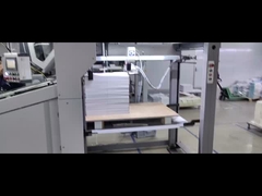 Machine à plier du papier CP installée dans cette imprimerie à Hanoï, au Vietnam