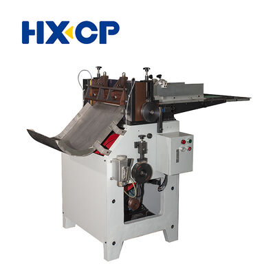 La découpeuse de carton centrale HX420 coupe des bandes centrales précises pour les livres à couverture rigide. Efficace, précise, perte minimale.