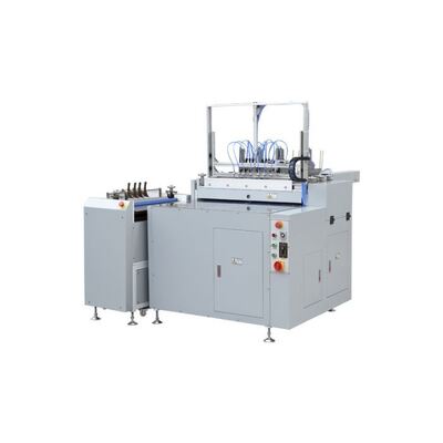 Machine semi-automatique de fabrication de boîtiers utilisée pour le recouvrement simultané des livres à couverture rigide sur les deux faces.