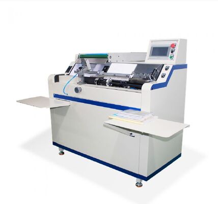 Machine de liaison de bobine en spirale en plastique Insérer la bobine en plastique formée dans le livre perforé, couper et fermer l'extrémité