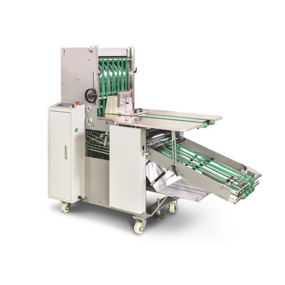 Machine de pliage et de livraison et machine auxiliaire conçue pour manipuler des produits pliés à haut volume avec une capacité de livraison et de stockage importante
